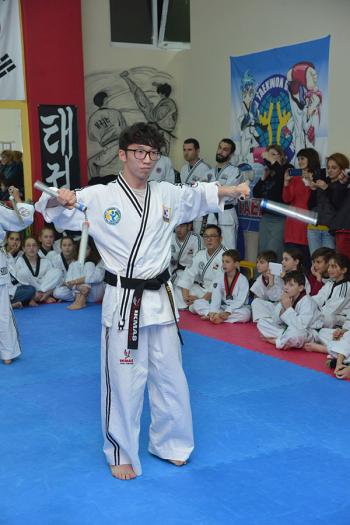 Εκτέλεση τεχνικών με το όπλο Nunchaku σε εκπαιδευτική επίσκεψη Κορεατών δασκάλων του Hapkido στο χώρο του  συλλόγου μας