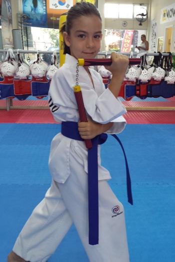 Μικρή αθλήτρια του συλλόγου μας κατά την εκμάθηση τεχνικών Nunchaku