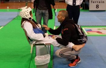 Ο προπονητής συμβουλεύει μικρό αθλητή σε αγώνες ταεκβοντό