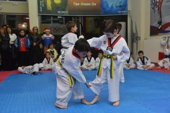Εφαρμογή των τεχνικών αυτοάμυνας του Taekwondo από τους μικρούς αθλήτες του συλλόγου μας