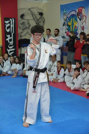 Nunchaku τεχνικές Κορεάτη αθλητή κατά την εκπαιδευτική επίσκεψη Κορεατών δασκάλων στο χώρο του συλλόγου μας