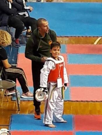 Ο προπονητής με μικρό αθλητή σε αγώνες taekwondo