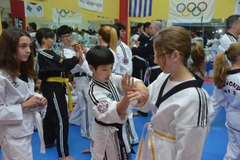 Εκμάθηση τεχνικών αυτοάμυνας από Κορεάτη αθλητή του Hapkido σε νεαρές ασκούμενες