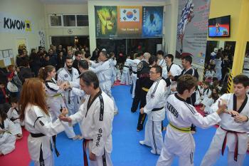 Εφαρμογή τεχνικών αυτοάμυνας υπό την επίβλεψη Κορεατών αθλητών και δασκάλων του Hapkido