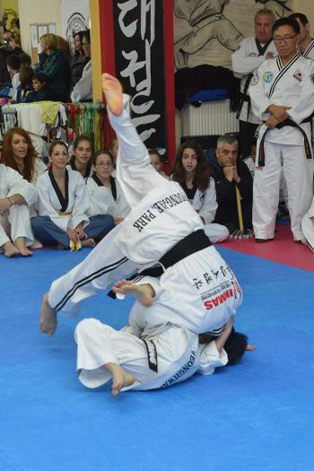 Κορεάτες αθλητές του Hapkido εφαρμόζουν τεχνικές αυτοάμυνας