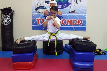 Εξάσκηση των μικρών ασκούμενων πάνω στις τεχνικές του Taekwondo