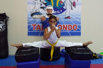 Εκμάθηση τεχνικών του Taekwondo από ασκούμενη του συλλόγου