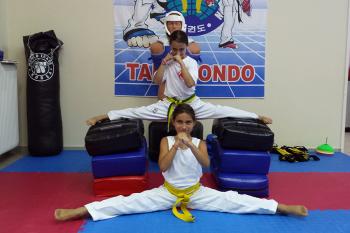 Μαθήτριες του συλλόγου μας κατά τη διάρκεια εκτέλεσης ασκήσεων πάνω στο Taekwondo