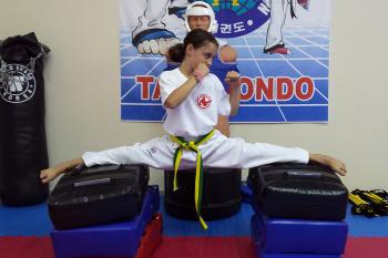 Ασκήσεις βελτίωσης διάφορων τεχνικών του Taekwondo από νεαρή μαθήτρια του συλλόγου μας