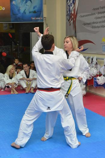 Αθλήτρια και αθλητής του Taekwondo εκτελούν τεχνικές αυτοάμυνας