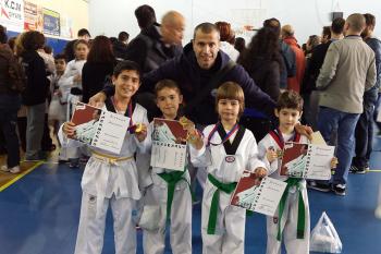 Ο προπονητής με μικρούς αθλητές του συλλόγου σε εξετάσεις Taekwondo