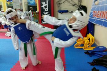 Μικροί αθλητές του συλλόγου μας εξασκούνται στο αγωνιστικό Taekwondo με κράνη και θώρακες