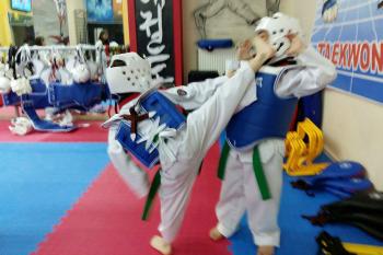 Αγωνιστικό Taekwondo με κράνη και θώρακες από τους μικρούς αθλητές μας