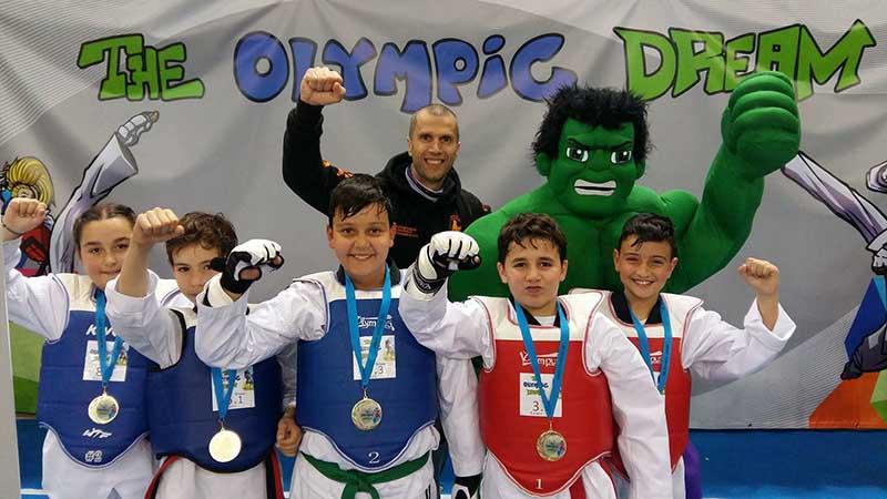 Αγώνες - THE OLYMPIC DREAM THE OLYMPIC DREAM - Ο προπονητής του συλλόγου Βασίλης Σαράμπαλος με τους μικρούς αθλητές μας