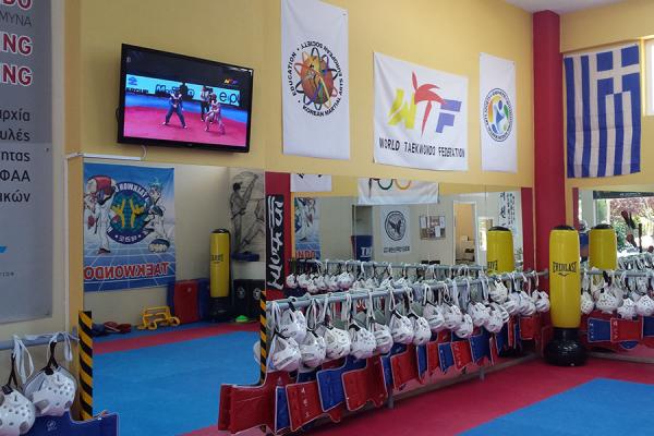 Ο χώρος του συλλόγου διαθέτει καθρέπτες για τη μέγιστη κατανόηση και βελτίωση κάθε κίνησης, καθώς και οθόνη προβολής αγώνων Taekwondo