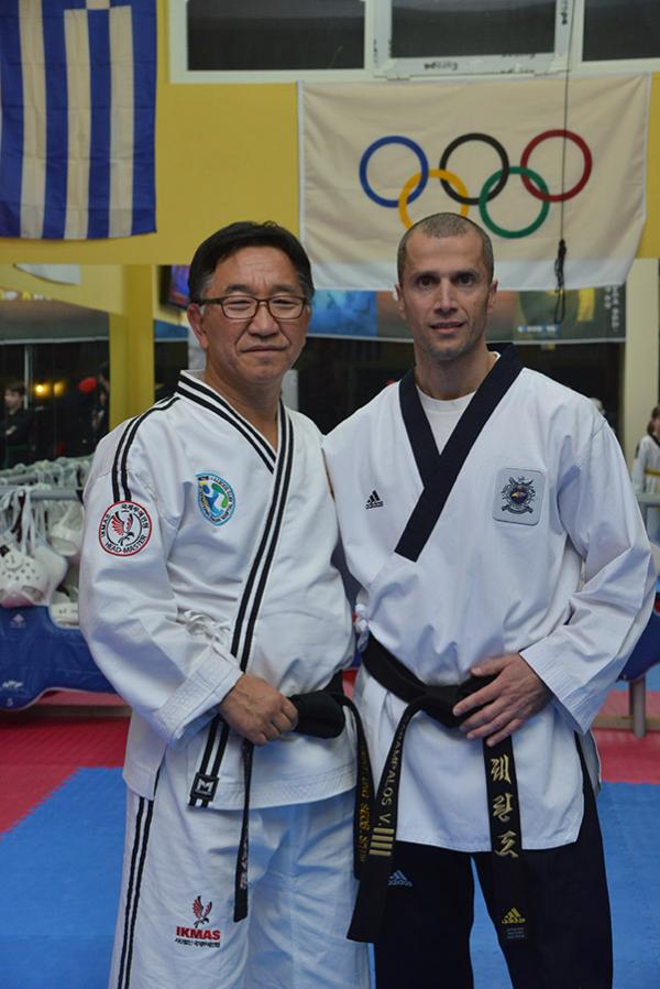 Ο εκπαιδευτής Βασίλης Σαράμπαλος με Κορεάτη Grand Master 9 Dan στο Hapkido
