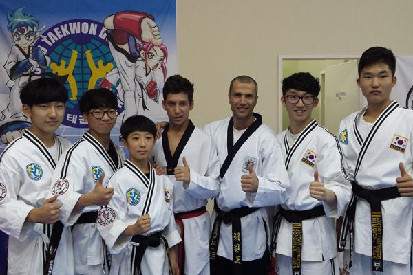 Ο Βασίλης Σαράμπαλος μαζί με ασκούμενο του συλλόγου και αθλητές από την Κορέα