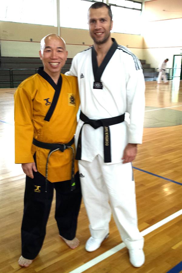 Ο εκπαιδευτής του συλλόγου Taekwondo - Hapkido με Grand Master πολεμικών τεχνών
