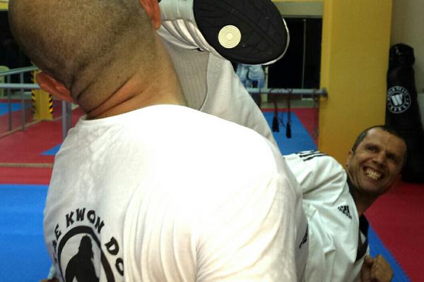 Ο προπονητής Βασίλης Σαράμπαλος σε μία εκτέλεση τεχνικής υψηλού λακτίσματος του Taekwondo